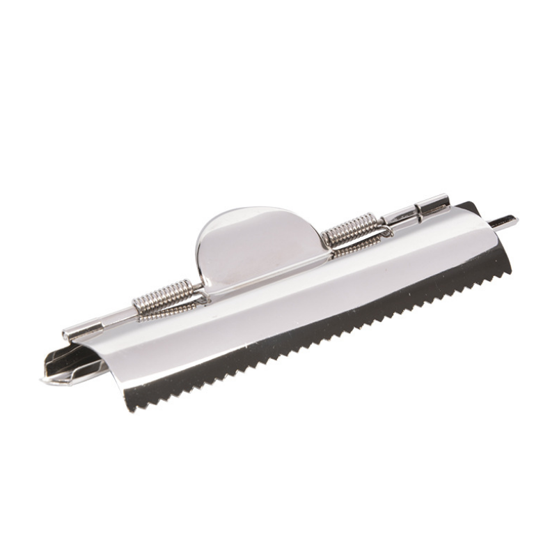 Clip sujeta documentos metálico de presión con dientes, largo de 11 cm y ancho de 1.3 cm, acabado níquel ideal para tablas de notas y carpetas. Clip sujeta documentos metálico de presión con dientes, largo de 11 cm y ancho de 1.3 cm, acabado níquel ideal para tablas de notas y carpetas.